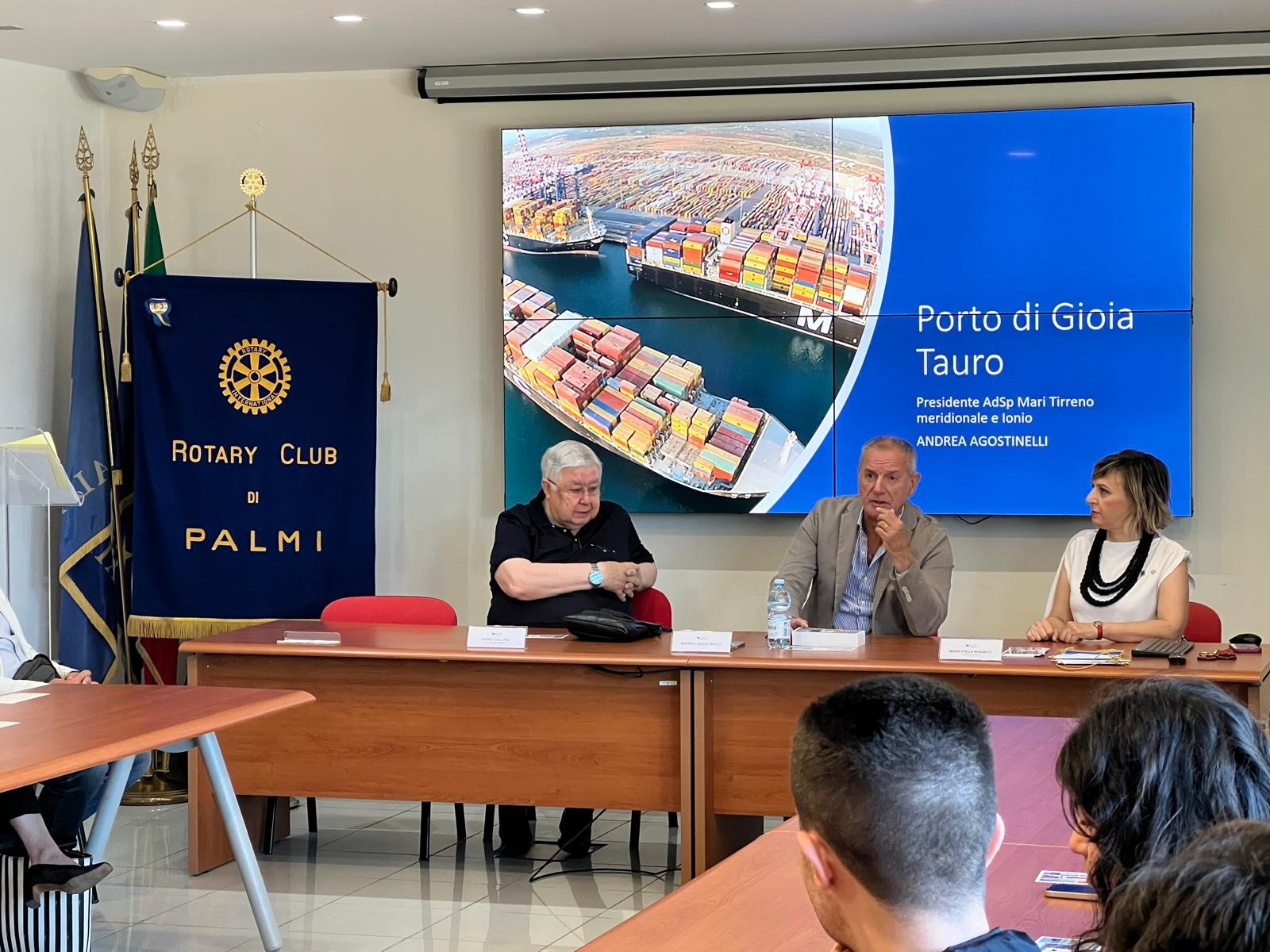 Il presidente dell’Autorità di Sistema portuale dei Mari Tirreno meridionale e Ionio, Andrea Agostinelli, ha incontrato gli studenti del progetto organizzato dal Rotary Club di Palmi dal titolo 